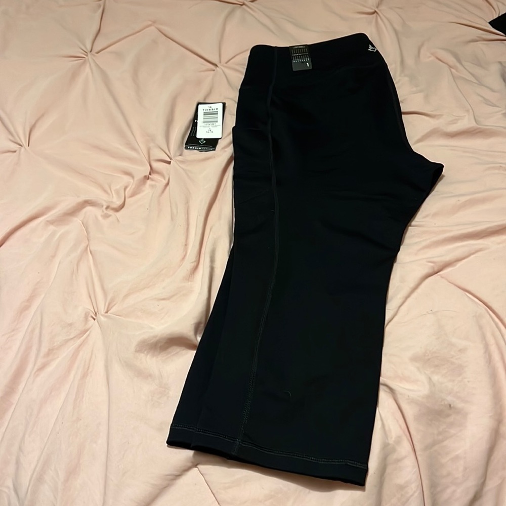 Torrid black active capri leggings with side pocket NWT